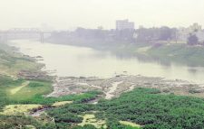 আবর্জনার কারখানা : সুরমা নদী